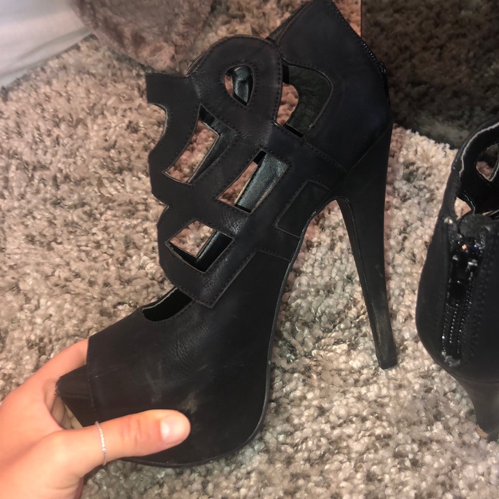 Black pumps